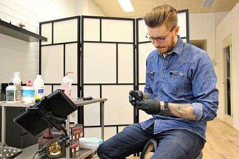 Joona Kantolan ura tatuointistudion omistajana on jo pian 12 vuoden mittainen. Hänet palkittiin tämän vuoden Kankaanpään vuoden nuorena yrittäjänä.