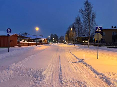Tampereella Muotialantien jalkakäytävä oli maanantaiaamuna kello 8.40 mennessä aurattu, mutta ajokaistoja ei. Autot olivat tehneet kadulle urat.