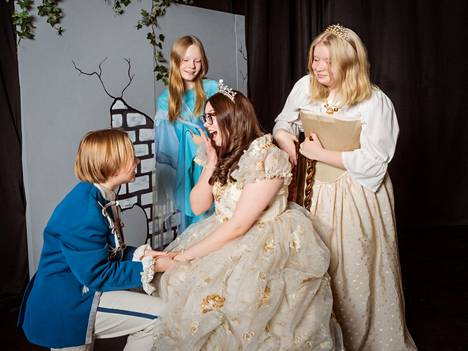 Joulun alla Pikkuteatterin ohjelmistossa oli Adalmiinan helmi. Prinssinä Emilia Eerola, Adalmiinana Henriikka Aalto, kuningattarena Emilia Helminen (oik.) ja taikalähteen henkenä Ilona Pulakka. 