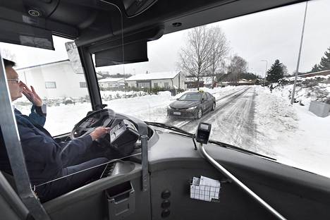 Rauman paikallisliikenteen linja-autonkuljettaja Jari Lännistö heilauttaa kättä kiitoksen merkiksi vastaantulijalle, joka pysähtyi väistämään bussia. Kuvat: Juha Sinisalo