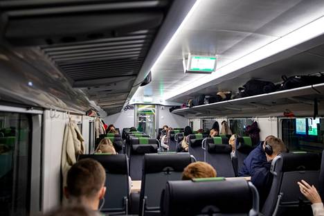 VR:n junalippua ostaessa voi nyt suunnitella, haluaako matkustaa kasvot vai selkä menosuuntaan päin. Matkustajia Tampereen ja Helsingin välisessä Intercity-junassa marraskuussa 2021. 