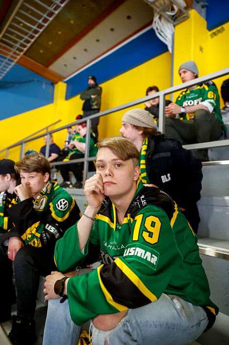 Ei auta – peli keskeytettiin lopulta kokonaan. Ilvesfani Jami Kuohukivi istui pettyneenä Raksilan ylälehtereillä. 