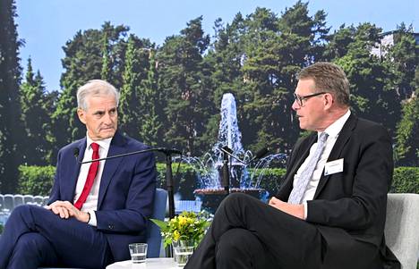 Norjan pääministeri Jonas Gahr Støre (vasemmalla) ja eduskunnan puheenjohtaja Matti Vanhanen istuivat vieretysten, kun he osallistuivat Kultaranta-keskusteluun maanantaina 13. toukokuuta.