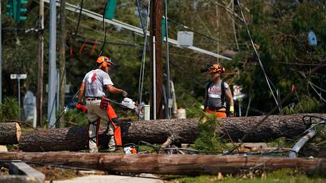 Työntekijät siivosivat katuja Ida-hurrikaanin aiheuttamien tuhojen jäljiltä Yhdysvaltojen Louisianan Hammondissa 2. syyskuuta. 