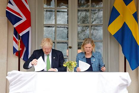 Britannian Boris Johnson ja Ruotsin Magdalena Andersson allekirjoittivat kahdenvälisen poliittiseksi solidaarisuusjulistukseksi kutsutun asiakirjan, jossa maat lupaavat auttaa tarvittaessa toisiaan.