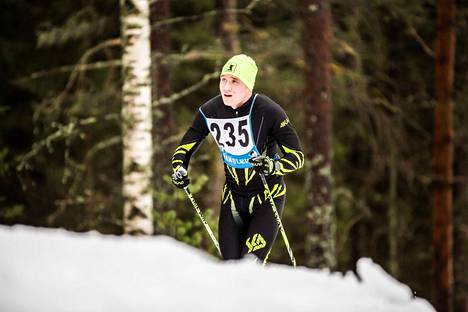 Parahiihtäjä Inkki Inola osallistui Kangasalan Kisan järjestämiin hiihtokilpailuihin myös vuonna 2020.