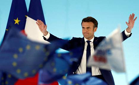 Emmanuel Macronin kannattajat heiluttivat Ranskan ja EU:n lippuja, kun presidentinvaalien äänestystuloksia laskettiin. Macron seurasi vaali-iltaa Pariisissa.