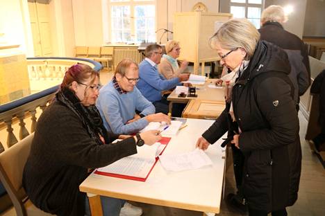 Äänestysvuorossa on Tellervo Koskela. Vaalivirkailijoina Kankaanpään kirkossa toimivat Sari Pihlajaniemi, Raimo Hannikainen. Tapio Laurila ja Sirpa Saunajoki.