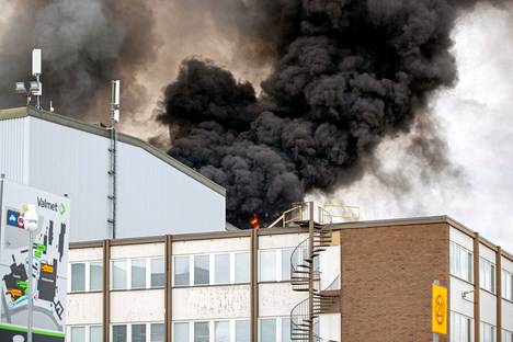 Valmetin tehtaalla Jyväskylässä syttyi lauantaina aamupäivällä rajulta näyttänyt tulipalo. Tehtaan palokunnan neuvokas toiminta pelasti tuotannon pahimmilta vaurioilta. 