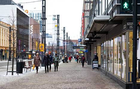 Hämeenkatu 11:n kohdalla Tampereella näytti lauantaina kello 11 tältä. Oikealla sijaitsee yksi pääkadun varren uusimmista liikkeistä, Click Shoes.