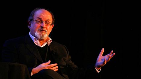 Kirjailija Salman Rushdie on tällä hetkellä hengityskoneessa. 