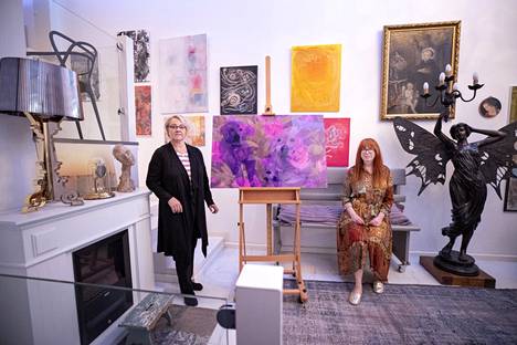 Porilaiset Maaret Laakso-Halmerinne ja Hanna Valtokivi esittelivät tilaustyönä syntynyttä Unohtumaton-teosta Valtokiven studiolla.