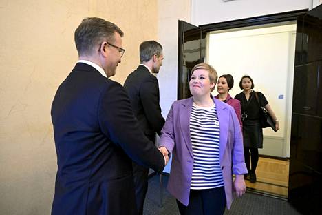 Keskustan puheenjohtaja Annika Saarikko kätteli Petteri Orpo (kok.) saapuessaan eduskuntaryhmien kokoukseen. Keskustan neuvottelu­ryhmä poistui kokouksesta saman tien, kun se sai kysymykset. 