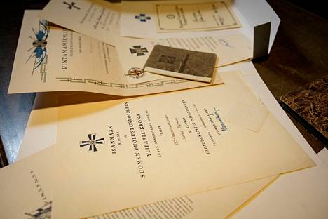 Jukka Tyrkkö palkittiin sota-aikana useilla kunniamerkeillä. Niiden saatekirjeet ovat siististi tallella.