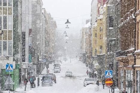 Tältä sankka lumisade näytti Tampereen keskustassa 28. maaliskuuta.