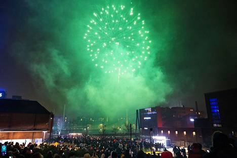 Tampereen uudenvuoden ilotulitusta saapui katselemaan paljon yleisöä.