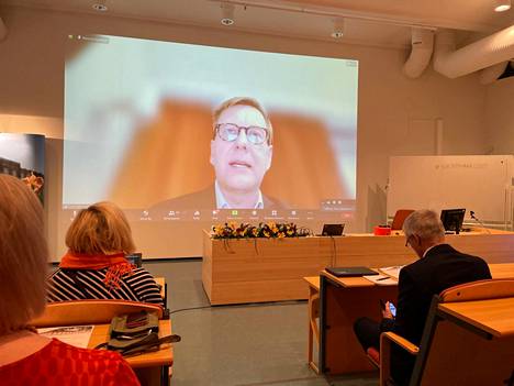 Ylijohtaja Atte Jääskeläinen kertoi yliopistokeskusten lisärahoituksesta seminaarissa maanantaina. 