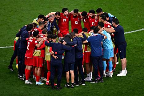 Iranin pelaajat kokoontuivat ympyrään Englanti-ottelun jälkeen. 