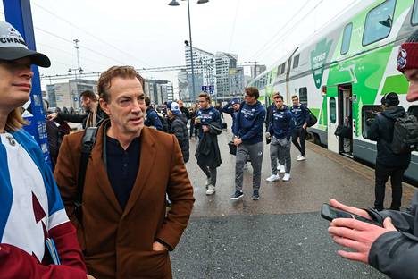 Tampereen rautatieasemalla riitti torstaina säpinää. Coloradon kiekkotoimintojen johtaja Joe Sakic asettui junalaiturilla kuvattavaksi David Puchovskyn kanssa. Slovakialaisfanilla oli yllään joukkueen pelipaita. 