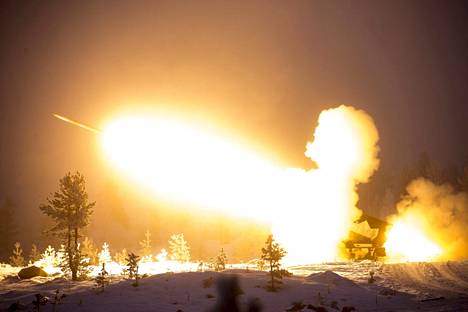 Raskas raketinheitinjärjestelmä M270 MLRS ampui yhden raketin maavoimien vaikuttamisharjoituksella Rovajärvellä 24. marraskuuta 2016.
