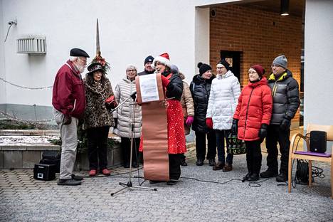 Tammelassa Palvelukoti Pohjolan pihalla vietettiin iloisia joulumaailman avajaisia tiistaina 30. marraskuuta. 