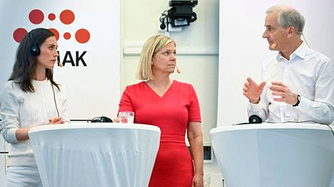 Suomen pääministeri Sanna Marin (vasemmalla), Ruotsin pääministeri Magdalena Andersson ja Norjan pääministeri Jonas Gahr Støre paneelikeskustelussa Ruotsin Bommersvikissä. 