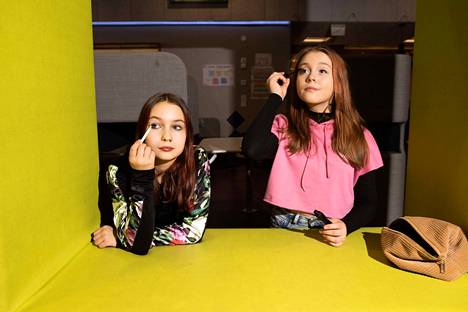Kysyimme Lielahden koulun kuudelta nuorelta, minkä verran he käyttävät meikkiä, miksi ja millaisia kommentteja he meikkaamisestaan saavat. Kuvassa Sofia Saikko (vas.) ja Jessina Naaralainen.