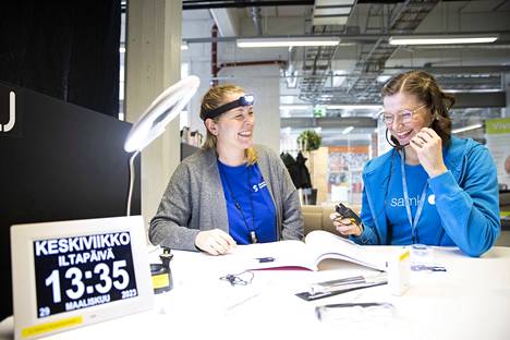 Funteeraamon projektisuunnittelija Marjo Mäkelä ja projektipäällikkö Taina Jyräkoski auttavat asiakkaita löytämään sopivia apuvälineitä. Jyräkoskella (oik.) on päässään ja kädessään kuulemista auttava kommunikaattori.