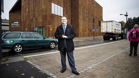 Kangasala uskaltaa investoida, koska kaupungin asukasluku kasvaa – ja sitä myöten myös verotulot. Kaupunginjohtaja Oskari Auvinen kuvattiin Kangasala-talon edustalla.
