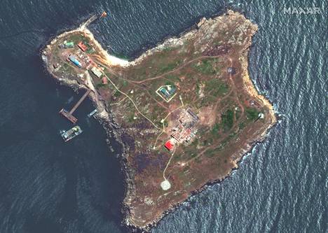 Satelliittikuva Käärmesaaresta 12. toukokuuta. Venäjä valloitti saaren 24. helmikuuta.