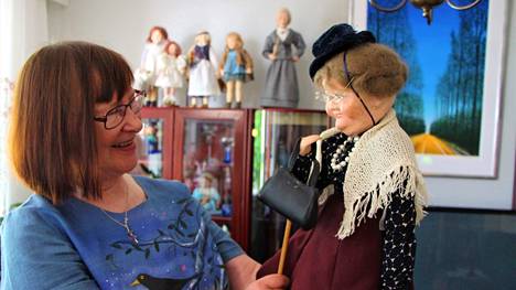 Maria Juudin on tehnyt elämänsä aikana nukkeja monin eri tekniikoin. Kokoelmista löytyy posliininukkeja, teatterinukkeja, taidenukkeja sekä suomalaisia perinnenukkeja. Kuvassa on kontaktinukke.