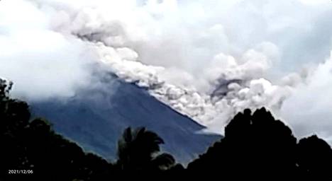 Indonesiassa Jaavan saaren suurin tulivuori Semeru on jälleen alkanut sylkeä tuhkaa.