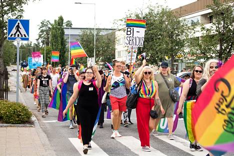 Keuruun ensimmäinen Pride-marssi kulki Keuruuntietä pitkin heinäkuussa. 