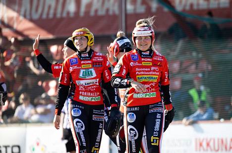 Tiia Peltonen (kultaisessa kypärässä) ja Emilia Linna pääsivät nauttimaan kauden avausvoitosta lauantaina 13. toukokuuta.