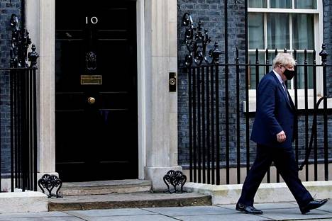 Boris Johnson kuvattiin tulossa Downing Streetiltä Lontoossa 12. tammikuuta.