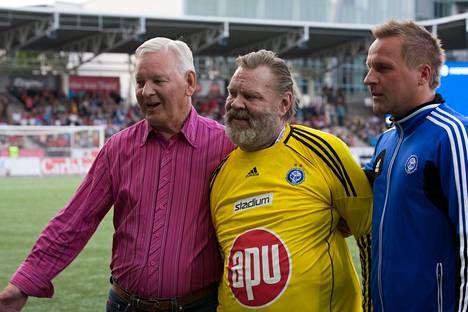 Loiri oli monipuolinen urheilija, muun muassa jalkapallomaalivahti. Vuoden 2013 arkistokuvassa Loiri poseeraa kahden muun entisen HJK-torjujan, Paavo Heinosen ja Antti Niemen kanssa.