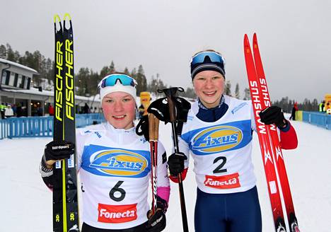 Kankaanpään Urheilijoiden Anna Stenroos ja Noormarkun Nopsan Emilia Helmi juhlivat mitaleja Hopeasommassa perjantaina. 