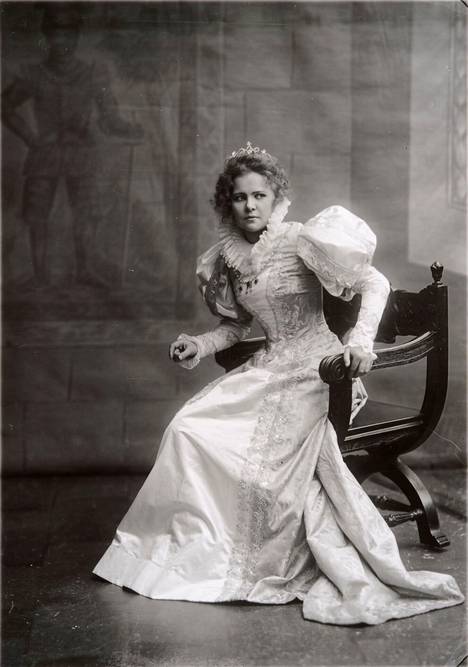 Näyttelijä Elli Tompuri toimi kevätkauden 1905 Tampereen Teatterin johtajana. Hän sai lyhyellä kaudellaan innostunutta kiitosta työyhteisöltä, kriitikoilta ja yleisöltä. 