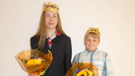 Theo (vas.) ja Elia Maijala saivat laulukilpailujen voitosta komeat kruunut.