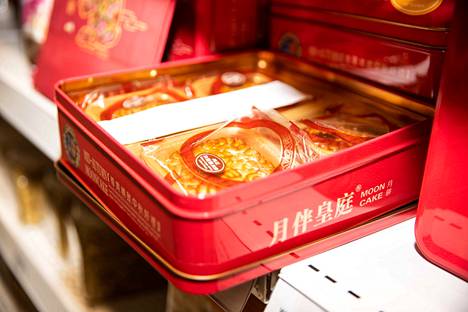 Makeisosastolla oli myös kiinalaisen kuujuhlan aikaan nautittavia leivonnaisia, kuukakkuja. Leivonnainen on koristeltu kuvioinnilla. 
