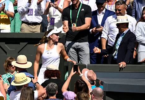 Jelena Rybakina pääsi juhlimaan Wimbledonin turnauksen voittoa.