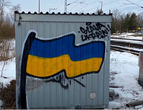 Tervetulotoivotus Ukrainan pakolaisille Vammalan rautatieasemalla? Peltikopin seinään on maalattu Ukrainan lippu ja kirjoitus: slava Ukraini (kunnia Ukrainalle).
