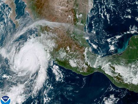 Hirmumyrsky Roslyn näkyi lauantaina satelliittikuvassa Tyynenmeren yllä matkallaan kohti Meksikon rannikkoa.