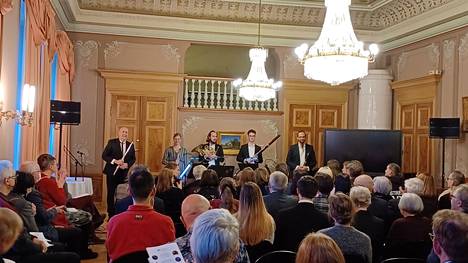 Jukka-Pekka Lehto (vasemmalla), Saara Kemppi, Pyry Kannisto, Ashby Meyes ja Mika Kojo esittivät Pori Sinfoniettan kamarikonsertissa säveltäjä Matti Pakkasen teoksen Ruosteisia säveliä.
