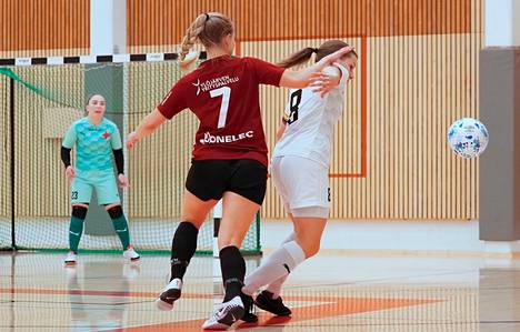 Rosa Sirénin (7) purppurapaitojen sekä Hanna Halosen (oik.) HIFK:n välieräsarja ratkesi keskiviikkona Ylöjärvellä helsinkiläisten eduksi otteluvoitoin 3–2.