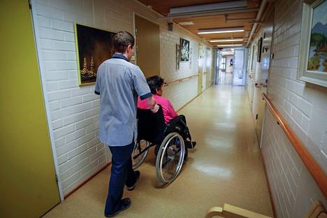 Suomea vaivaa valtava hoitajapula. Tampere haluaa lisää lähihoitajia oppisopimuskoulutuksen avulla.