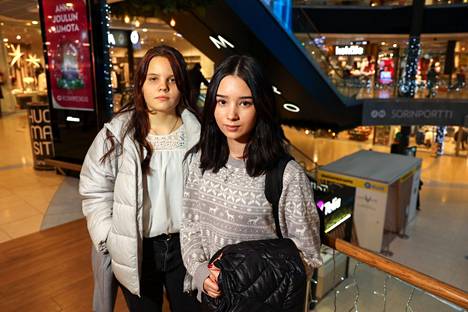 16-vuotiaat Ella Kivelä ja Venla Salmela viettivät perjantaina iltapäivällä aikaa Koskikeskuksessa. Nuorisotiloissa ei tule vietettyä aikaa. ”Niitä pitäisi olla enemmän ja niitä pitäisi mainostaa, niin ehkä niihin voisi mennäkin.”