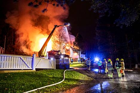 Pelastuslaitos kertoi aiemmin pelastaneensa Klaukkalan keskustassa Nurmijärvellä palaneesta talosta yhden ihmisen. Poliisi kuitenkin kertoi myöhemmin yhden ihmisen kuolleen palossa.