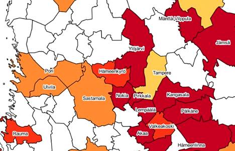 Mitä punaisempi väri, sitä suuremmat ovat omakotitalossa asuvan kuntakohtaiset maksut vuonna 2023. Vaalealla merkityt kunnat eivät ole mukana Omakotiliiton vertailussa.