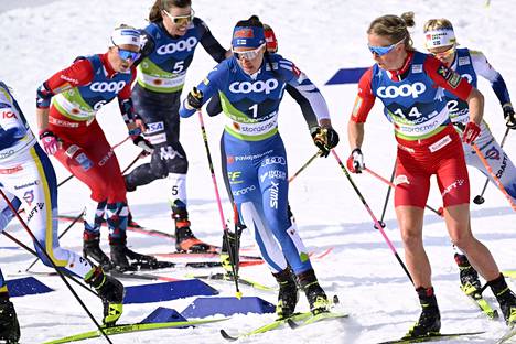 Kerttu Niskanen on suomalaisista vahvimmassa vireessä skiathlonin vapaan osuudella.
